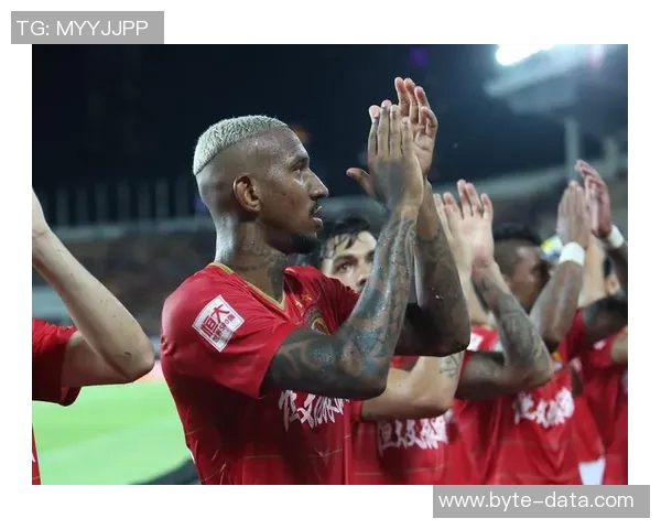 广州恒大与鲁能激战正酣比分悬念迭起引发球迷热议