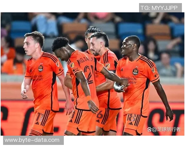 休斯顿迪纳摩与纽约城FC激战正酣球迷期待精彩对决