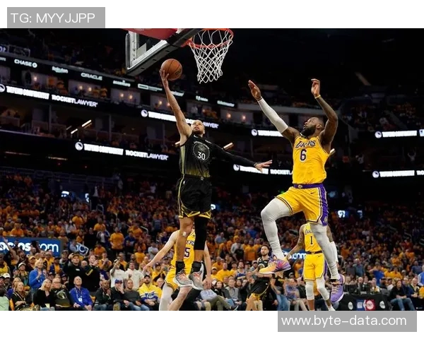 詹姆斯再现神勇砍下40分10篮板7助攻湖人加时战胜勇士成功晋级季后赛